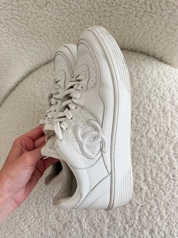 Chanel White Leather CC Low Top Trainers – Size 38