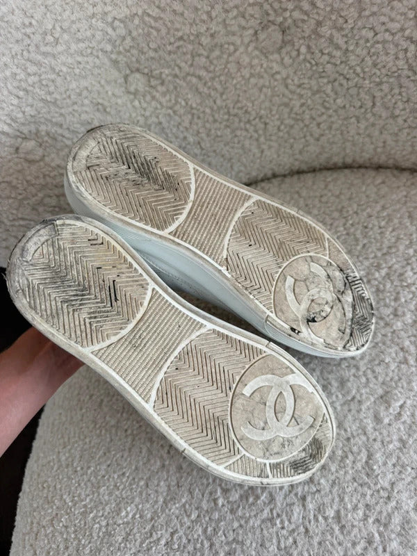 Chanel White Leather CC Low Top Trainers – Size 38